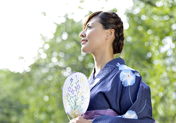 浴衣を着た女性
