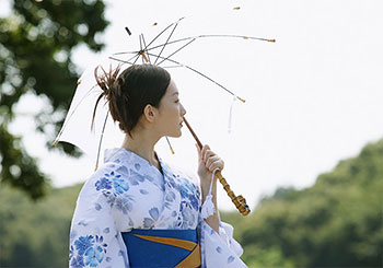 着物を着た女性